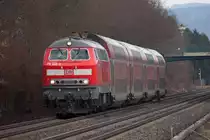 218 432-3 mit einer Doppelstock Garnitur unterwegs nach Lindau, in kürze wird Friedrichshafen erreicht, hier bei der Durchfahrt am Hp  Friedrichshafen Flughafen , hier ein Versuch mit dem Tele, 28.12.2013