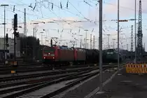 185 018-9 und 185 017-1 beide von DB  fahren mit einem langen Ölzug aus Antwerpen-Petrol(B) nach Basel(CH) bei der Abfahrt aus Aachen-West und fahren in Richtung Aachen-Hbf,Köln bei Sonne und Wolken am 29.12.2013.