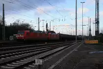 185 018-9 und 185 017-1 beide von DB  fahren mit einem langen Ölzug aus Antwerpen-Petrol(B) nach Basel(CH) bei der Ausfahrt aus Aachen-West und fahren in Richtung Aachen-Hbf,Köln bei Sonne und Wolken am 29.12.2013.