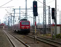Kaum ist 143 891-0 am Signal vorbei schaltete es schon gleich wieder auf Rot. Aufnahme enstand vom Ende des Bahnsteig 1. Nordhausen 29.12.2013