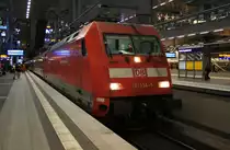 Hier 101 134-5 mit EC378 von Bratislava hl.st. nach Ostseebad Binz, dieser Zug stand am 21.12.2013 in Berlin Hbf.(tief).