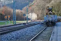 Gleisbauarbeiten an der Kurve, die an den Bahnhof Tayngen Richtung Schaffhausen anschließt. Rechts war das Industriegleis zur ehemaligen Zementfabrik von Holcim mal wieder heftig in Betrieb. Gesehen am 20. Januar 2008 (15:15). Diese Kurve ist übrigens spektakulär, wenn, mit dem 611 aus Singen kommend, der Zug nur ein wenig bremst und sich in die Kurve schmeißt. Nach der langen Gerade ist man überrascht, wie schön der Flug durch Kurven sein kann.  

(Ersatz für ein altes 800-Pixel-Bild, das alte Bild wir später gelöscht)