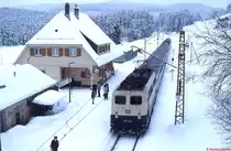 Auf dem Weg von Schluchsee nach Freiburg macht 110 149-2 Anfang Januar 1981 einen Zwischenhalt in Altglashütten-Falkau