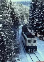 Im Februar 1983 ist 139 131-7 mit einem Nahverkehrszug von Seebrugg nach Freiburg am Windgfällweiher unterwegs