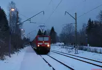 Ein 143-Sandwich mit 143 640-1 an der Spitze fährt am 29.12.2013 in Aha ein
