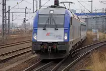 370 009 ( 91 51 5370 009-0 PL-PKPIC 1251 ), Betreiberbezeichnung: 370 009, ex Fahrzeugnummer: 91 80 6183 609-7 D-STSLM, Siemens-TS Werk, [A]-Linz 21668, Baujahr 2010, Eigentümer: Siemens Mobility, [D]-München, Fahrzeugnutzer: PKP Intercity spólka z o.o., [PL]-Warszawa, Bh PKP Intercity spólka z o.o., [PL]-Warszawa, erreicht mit einem EC aus Gdynia Glowna am Haken Berlin Ostbahnhof, 02.01.2014 ( Bild entstand vom östlichen Ende des Bahnsteigs Gleis 2 ) 
  