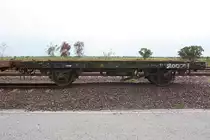 Auch wenn das Gleis schon zu Ende ist, den Wagen kann man immer noch hier hin stellen. ท.ต. 20079 (ท.ต. =C.F./Container Flat Wagon), 1986 in der SRT-Werkst�tte Bang Sue aus dem ต.ญ.151320 umgebaut, am 29.Mai 2013 im Bf. Ongkharak.