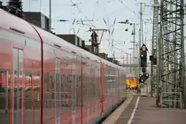 Blick entlang einer 425er Doppeltraktion am 21.12.13 bei der Ausfahrt aus dem Diórtmunder Hbf