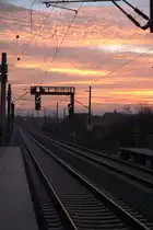 Signalbr�cke im herrlichen Morgenrot am Haltepunkt Dresden Trachau,19.12.2013, 8:10 Uhr 