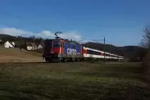Re 421 393-0 zieht am 23.12.2013 den EC 196 von Elgg Richtung Schottikon.