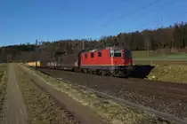Re 4/4 II 11176 zieht am 23.12.2013 einen Güterzug von Winterthur Richtung Wil, aufgenommen bei Elgg.