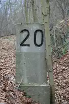 alter Kilometerstein auf der stillgelegten Strecke K�nigsbr�ck-Stra�gr�bchen-Bernsdorf....am ehemaligen Viadukt in K�nigsbr�ck,19.12.2013,12:19 Uhr 