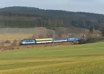242 208 mit einem Os nach Pilsen am 03.01.2014 bei Vicenice.