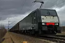 Ebenfalls am 03.01.2014, der Dortmunder Papierzug nach Italien mit der MRCE/Captrain ES 64 F4-104 bei der Vorbeifahrt in Hügelheim, nördlich von Müllheim (Baden) gen Süden.