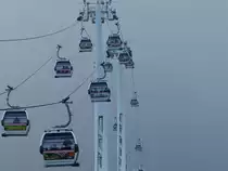 Am 3.1.2014 hatte die Emirates Air Line mit heftigen Winden zu kämpfen. Immer wieder musste der Betrieb zeitweise eingestellt werden. Nur Hartgesottene in den Kabinen hatten keinen erhöhten Adrenalinausstoß, Böen verursachten heftige Turbulenzen. 3.1.2013, London Greenwich