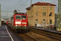 So als wollte sich die Sonne beweisen, scheint sie im Rücken des Fotografen und spiegelt sich auf der linken Lokfront der 111 033-7 hier im Bahnhof Neckarsulm.
Gleich wird sie mit ihrer N-Wagenlast am Haken den Bahnhof in Richtung Heilbronn  am Freitag den 3.1.2014 verlassen.