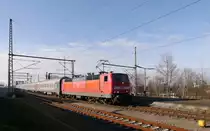 Der von der russischen Bahn RZD betriebene EuroNight EN 453 befährt die Relation Paris-Berlin-Warschau-Minsk-Moskau. Auch über den Jahreswechsel ist dieser Zug unterwegs.Der Zug hat am Silvestervormittag des 31.12.2013 Paris verlassen und wird nachdem er zum Jahreswechsel im Westen Polens unterwegs ist am frühen Morgen des 03.01.2014 Moskau erreichen.
Die DB-181 210 bringt den Zug von Strasbourg über den Rhein nach Kehl.

2013-12-31 Kehl

