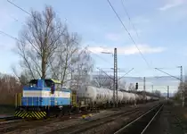 Lok  Ziehbärtle  der Fernleitungsbetriebsgesellschaft-FBG im Anschlußbahnhof Kehl-Kork mit einem Tankkesselwagenzug. Der Lokname ist ein Wortspiel aus  Ziehen  und den besonders als  Obstbrandspezialität bekannten Wildpflaumen namens  Zibärtle 

Die Lok de Typs DHG700C wurde von Henschel 1980 unter der FNr.32515 ursprünglich für ein Chemieunternehmen in der damaligen sozialistischen Tschechoslowakei gebaut! Nach einer umfassenden Modernisierung bei Gmeinder in Mosbach kam sie dann schließlich zur FBG. 


2013-12-27 Kehl-Kork  