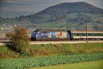 Re 460 005-2.Die  RailAway  Lok im warmen Novemberlicht am fr�hen Nachmittag, kurz hinter Frick AG, auf ihrer Fahrt nach Basel am 7.11.2006.
