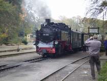Lok 99 783 vel�sst am 06.11.2006 um 11.31 Uhr den Bahnhof G�hren mit Personenzug nach Putbus.