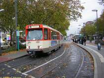 Ausnahmsweise gab sich am 13.11.2006 mal wieder ein Pt-Triebwagen auf der Linie 15 die Ehre, der 9. Zug war mit Triebwagen 665 best�ckt, hier an der Haltestelle Stresemannallee / Gartenstra�e in Fahrtrichtung Niederrad Haardtwaldplatz aufgenommen.