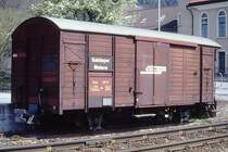 RhB - Gbk 5617 am 25.04.1992 in Malans - Gedeckter G�terwagen 2-achsig mit 1 offenen Plattform SALZLAGER MALANS - Baujahr 1929 - SIG - Gewicht 7,30t - Zuladung 12,50t - L�P 8,57m - zul�ssige Geschwindigkeit Aufkleber 60 km/h - �2=26.02.1989 - Lebenslauf: ex ChA K1 112 - 1942 RhB K1 5617 - 1969 Gbk 5617 - 08/1994 P 10162 I - 09/2004 X 9319 II. - Hinweis: gescanntes Dia
