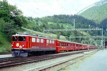 RhB Schnellzug 564 von St.Moritz nach Chur am 27.06.1995 in Filisur mit E-Lok Ge 6/6 II 701 - B 2383 - B 2372 - B 2328 - B 2363 - A 1229 - A 1269 - B 2360 - B 2349 - B 2337 -  A 1217 - D 4220 - Sklv 8412 - Hinweis: hinter der Lok l�uft der B 2383 mit Versuchst�ren - gescanntes Dia
