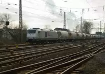 Gegenlichtaufnahme der RheinCargo DE 805/285 116-0, die hier mit einem Leerzug aus Kalksilowagen durch Grevenbroich wohl in Richtung Flandersbach unterwegs sein dürfte. 25.1.2014