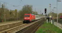 Am 22.04.2013 ist der Frühling schon zart zu sehen. Die 101 112 tankt dabei einiges an Sonne auf ihrer Fahrt mit dem EC 249 durch Königs Wusterhausen. Nächster Halt ist Lübbenau/Spreewald.
