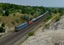 630 156 mit einem G�terzug am 27.07.2013 bei Sz�r.