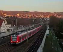 Am 28.1.14 war 423 336 auf der S-Bahn Linie 1 zwischen Kirchheim und Herrenberg unterwegs.
Der Zug auf dem Bild erreicht in wenigen Sekunden den Bahnhof Esslingen Zell. 