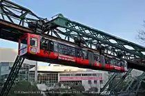 Wuppertaler Schwebebahn Gtw 18  Bayer 04 Leverkusen  am 29.01.2014 an der Kluse in Wuppertal Elberfeld.