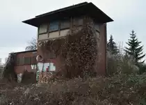 Das ehemahlinge Stellwerk am Bahnübergang Blumenstraße.
Damals diente es für den Bahnübergang und den ehemailgen Güterbahnhof der heute ein Parkplatz ist. Heute ist das Stellwerk beschmiert und dem Verfall überlassen.
25.1.14