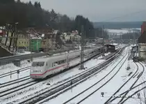 ICE 2 zur Fahrt nach München Hbf durchfährt am 28. Januar 2014 den Bahnhof Kronach.