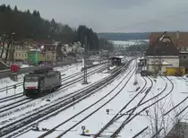 189 113 der MRCE durchfährt am 28. Januar 2014 den Bahnhof Kroanch in Richtung Lichtenfels.