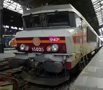 Bunte Vielfalt im eher düsteren Pariser Bahnhof  Saint-Lazare : E-Lok der Baureihe BB 15000. 16.1.2014