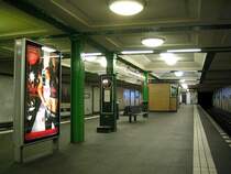 U-Bahnhof Reinickendorfer Str.: Durch die schlechte Wirtschaftslage sieht man seit 1923 an diesem Bahnhof nur kargen Putz an den W�nden, an dem das farbig umrandete Stationsschild h�ngt (Kennfarbe gr�n, siehe auch die St�tzen). Auch die urspr�nglich angelegten 80m Bahnsteigl�nge war der Finanznot damals geschuldet. 1993 wurde der Bahnhof dann auf 105m verl�ngert. Es war ab 1961 der letzte Bahnhof im Westsektor bevor er wieder halt in Friedrichsstrasse machte.
