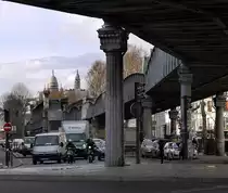 Beim Blick von der Hochbahnbrücke auf die Pariser Metrostation  Stalingrad  entdeckt man eine Sehenswürdigkeit der französischen Hauptstadt: die Türme von Sacré Coeur! 17.1.2014