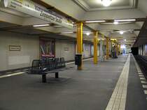 U-Bahnhof Zinnowitzer Str.: Als ehrw�rdiger Stettiner Bahnhof 1923 er�ffnet ,der den Umstieg zum gleichnamigen Fernbahnhof erleichtern sollte ,lag er jedoch ein ganzes St�ck von diesem Bahnhof entfernt. 1951 in Nordbahnhof umbenannt war der Bahnhof ab 1961 nur noch Geisterbahnhof. Seit 1990 hat er den nun g�ltigen Namen, benannt nach einer recht bedeutungslosen Querstrasse der Chausseestrasse. Das Aussehen mit den kargen W�nden und Kennfarbe gelb ist sehr einfach. 