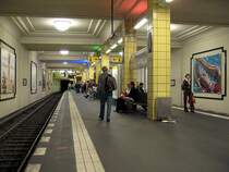 U-Bahnhof Friedrichstrasse: Als Bahnhof F. 1923 er�ffnet gelangte er zur Ber�hmtheit als er der einzige Umsteigebahnhhof in den Ostteil der Stadt darstellte.Fr�her hingen gelbe Fliessen an den W�nden und er hatte Opalglas Stationsschilder. Durch Sprengung des Nord-Sued-S-Tunnels kam auch Wasser in diesen Bahnhof sodass er erst 1945 er�ffnet werden konnte. 1995 musste auch der Bahnsteig verl�ngert werden. Die St�tzem wurden mit gelben Fliessen verkleidet, die einfache Gestaltung der W�nde ist jedoch geblieben.