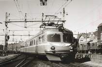 SJ - Ein Yoa2 elektr. Triebzug, der Siljan Express, kommt aus Mora oder R�ttvik in Stockholm Centralen an. Sommer 1960 -  Foto J.J. Barbieux.