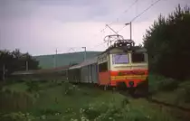 Bei Srby ist am 20.6.1988 S 4990254 um 17.48 Uhr mit dem Schnellzug nach Plzen unterwegs. Der Zug führt auch einen Postwagen mit.