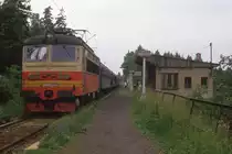 Haltepunkt Srby bei Nepomuk. Aus Plzen ist am 20.6.1988 gerade4 S 4990263 mit einem Personenzug eingetroffen.