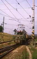Am 19.6.1988 waren die Braunkohle Tagebauten rund um Sokolov noch in Betrieb.
In Svatava begegnete mir dieser schmalspurige Abraumzug.
