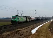 185 389 mit einem G�terzug am 22.02.2012 bei Plattling.