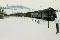 TPF/GFM: Der historische Güterzug mit der interessanten Doppeltraktion ABDe 2/4 155 und ABe 4/4 167 war am 27. Februar 1988 für Eisenbahnfreunde unterwegs. Die Aufnahme ist in der winterlichen Landschaft bei Romont entstanden.
Foto: Walter Ruetsch