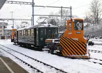 TPF/GFM: Beim Be 4/4 115 (1905) handelt es sich um den ältesten noch fahrtüchtigen Triebwagen der TPF-Flotte. Seit Jahren wird er im Winterdienst zusammen mit den Schneepflügen X 1003 und X 1004 für die Schneeräumung eingesetzt. Nach der Inbetriebnahme der neuen Fahrzeuge wird der Be 4/4 115 durch einen BDe 4/4 141-142 (1972) abgelöst und bei GFM historique seinen neuen Platz finden. Die Aufnahme ist am 4. Dezember 2008 in Bulle entstanden.
Foto: Walter Ruetsch 