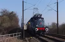 Das waren noch Zeiten...als diese Gattung  Krokodile  im Plandienst auf den Gleisen in Frankreich und Luxemburg unterwegs waren.
Zwischen 1954 und 1961 wurden 148 Loks an die SNCF und 20 Loks an die CFL ausgeliefert.
Die Leistung betrug 2470 Kw (3360 PS), die Höchstgeschwindigkeit lag bei 120 Km/h.
Die Baureihe BB 12000 der SNCF war die erste Wechselstromlokomotive der SNCF für 25 KV - 50 Hz.
In Luxemburg hatte die Lok die Baureihenbezeichnung BB 3600. - ABER heute am 31.01.2014 war CFL 3608 an mehreren Planzügen zu sehen.
Das Krokodil wurde in Zusammenarbeit CFL Cargo neu aufgearbeitet und in der ursprünglichen Farbgebung lackiert.
Heute fanden Testfahrten zwischen Bettembourg und Esch sur Alzette - Usines Belval statt.
Die Lok beförderte Regelgüterzüge inklusive einer Angstlok der Baureihe 1800.
An diesem Standort kurz vor Noertzange war uns die Sonnenseite nicht vergönnt, denn einige mit Warnwesten bekleidete  Platzhirsche  hatte sich die Sonnenseite reserviert.

CFL 3608 ( 90 82 800 3608-2 L-CFL.) - Ligne 6a Bettembourg - Esch sur Alzette am 31.01.2014