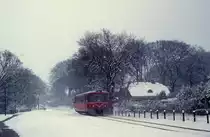 Lyngby-Nærum-Jernbane (LNJ, Nærumbanen) im März 1975: Ein Triebwagen des Typs Ym befindet sich hier ganz nahe dem Haltepunkt Ørholm.