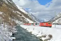 HGe 4/4 II Nr. 4 mit Regio 233 bei Täsch. Während den Wintermonaten, wenn nicht  alle Panos benötigt werden, sind sie z. T. in den HGe Pendeln im Mattertal eingereiht, 31.01.2014.